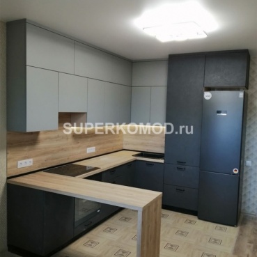 Серая п-образная кухня в стиле лофт