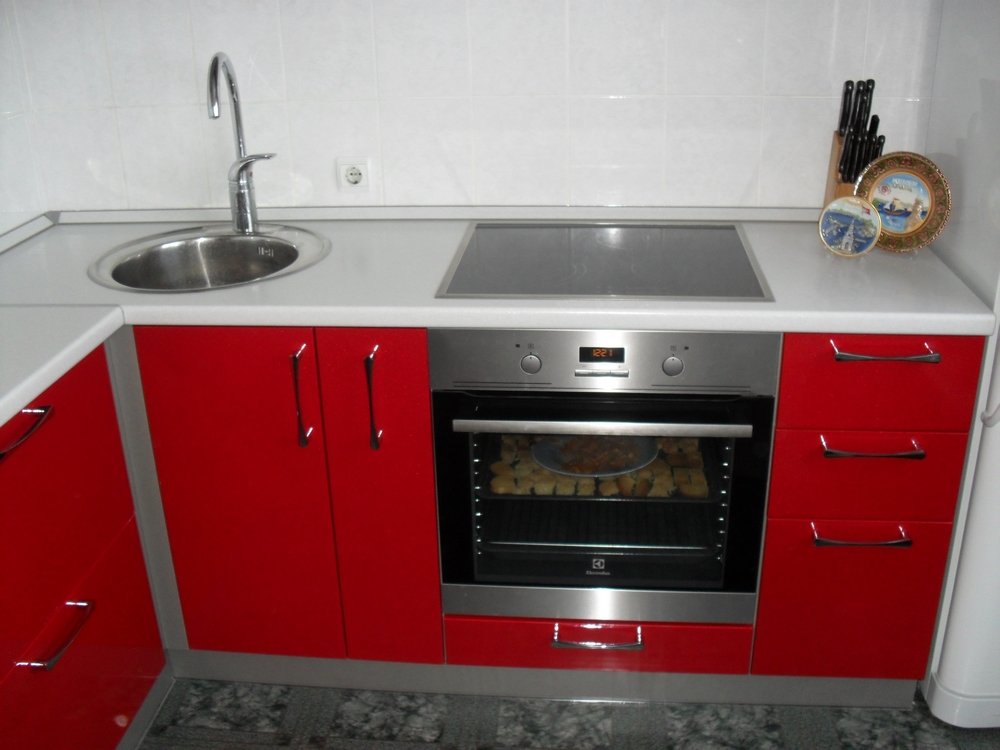 Кухня красного цвета в Барнауле на заказ