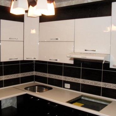 Кухня на заказ черная угловая