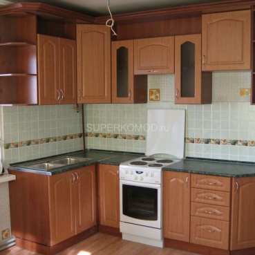 Угловой кухонный гарнитур с фасадом из дерева Угловой кухонный гарнитур с фасадом из дерева