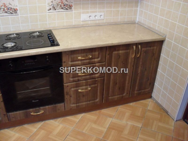 Прямой кухонный гарнитур с фасадом из дерева