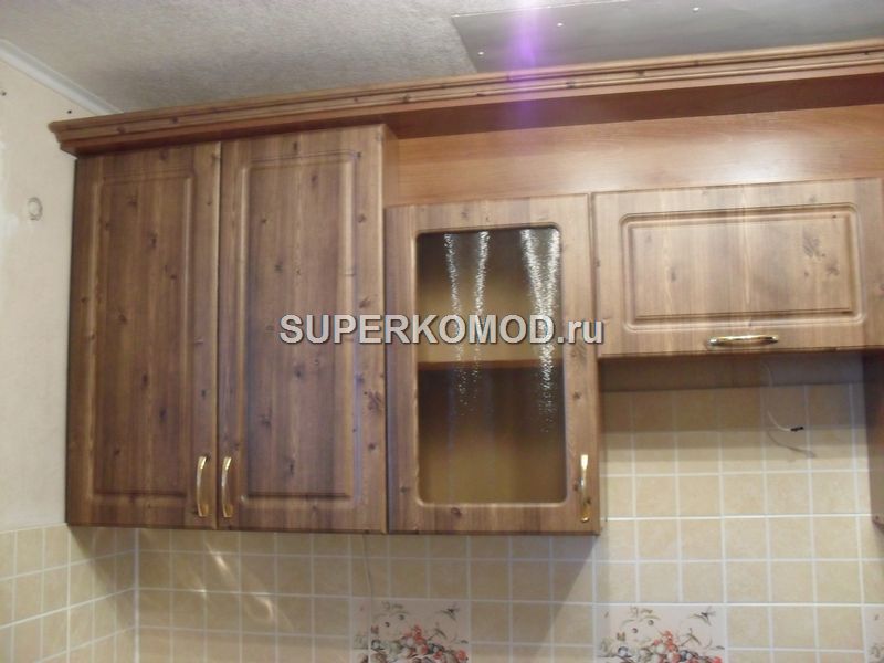 Прямой кухонный гарнитур с фасадом из дерева