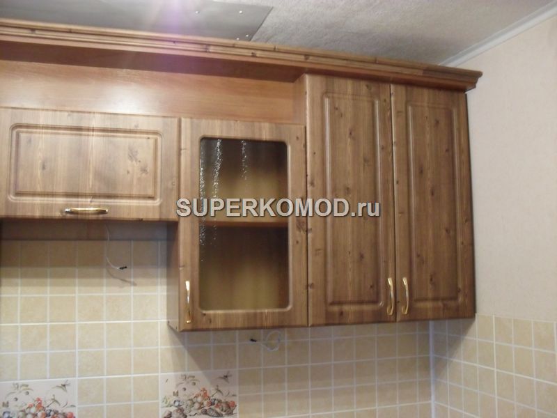 Прямой кухонный гарнитур с фасадом из дерева