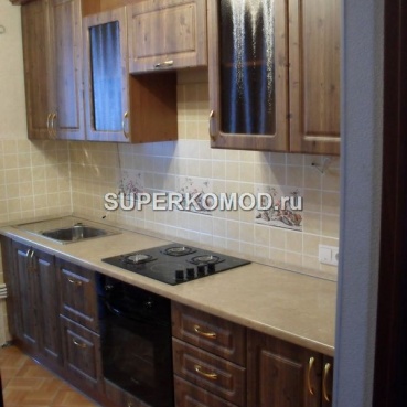 Прямой кухонный гарнитур с фасадом из дерева