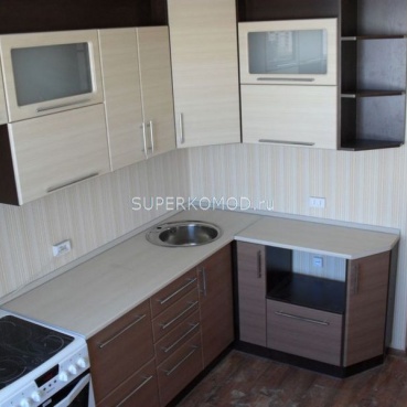 Кухня с бежевыми и коричневыми фасадами