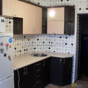 Кухня с темными и светлыми фасадами