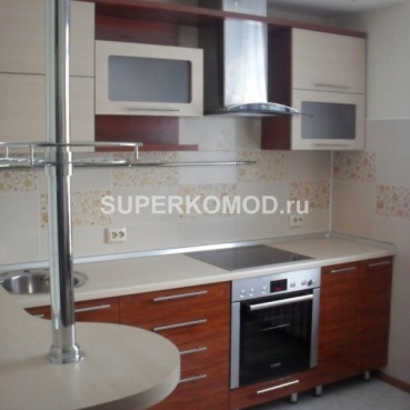 угловая кухня с барной стойкой и вытяжкой