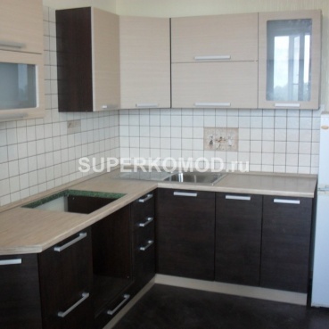 Двух цветная кухня с хай-тек ручками в стиле металлик