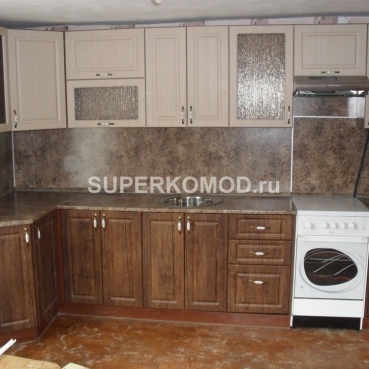 Кухня под дерево со светлым верхним рядом шкафов