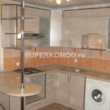 Компактная многофункциональная кухня с барной стойкой