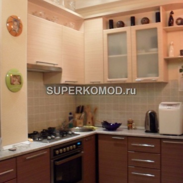 Маленькая угловая кухня коричневого цвета