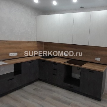 Серая кухня в стиле лофт с деревянной столешницей