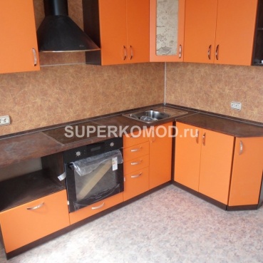 Яркая угловая кухня оранжевого цвета