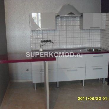 компактная кухня с лаковой вишневой столешней