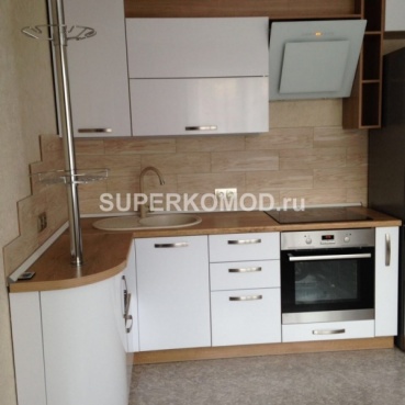 Угловая кухня с деревянными вставками