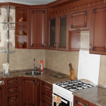 Кухня с подставкой под фужеры