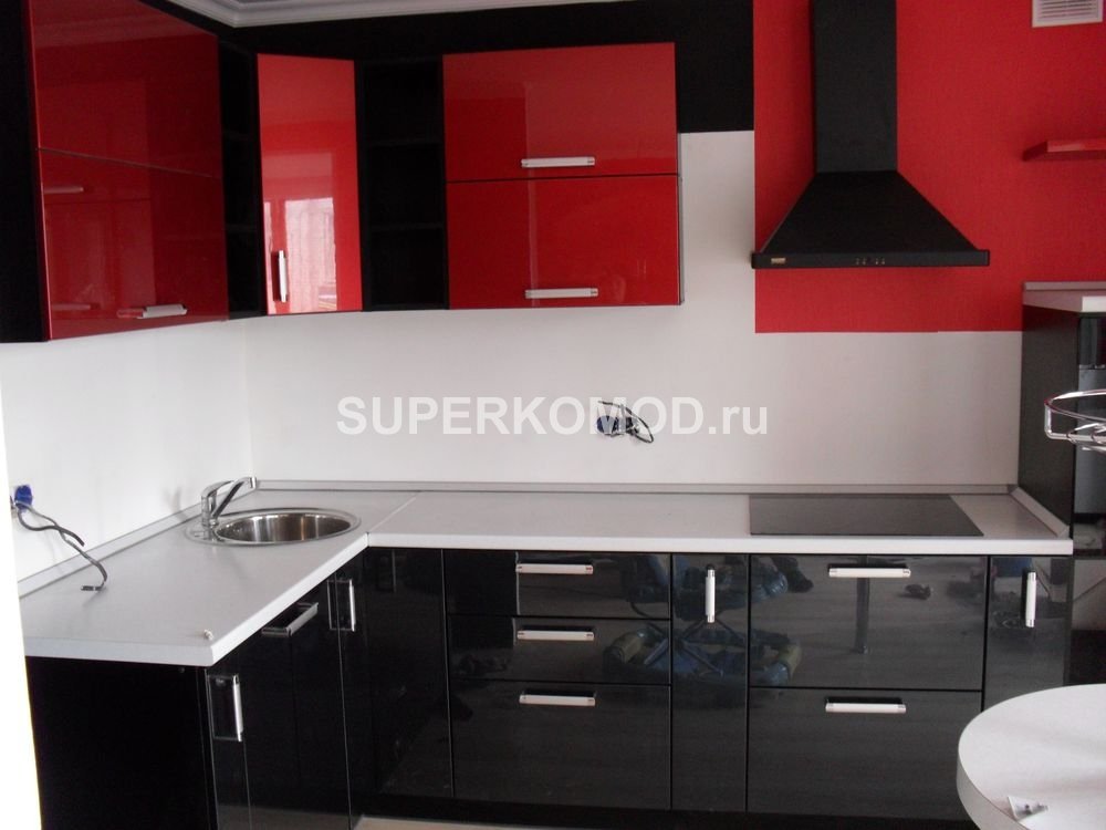 яркая кухня красный верх черный низ в Барнауле