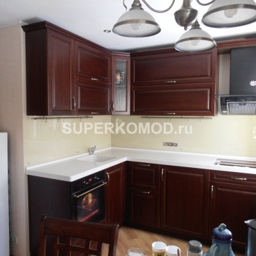 дубовые фасады каменная столешница стеклянная стеновая панель