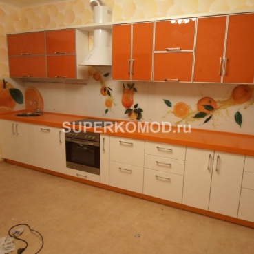 кухня со столешницей из искусственного камня и стеклянной стеновой панелью