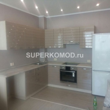 Кухонный гарнитур угловой ванильного цвета