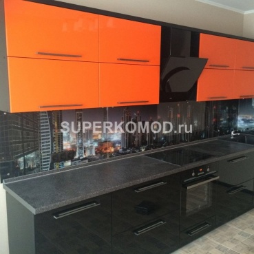 Кухня темная с оранжевыми вставками