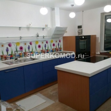 Кухня с островным размещением Кухня с островным размещением