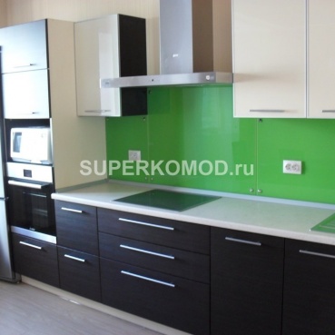 Кухня с зеленым стеклом двухцветная