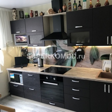 Кухня прямая в тёмном цвете