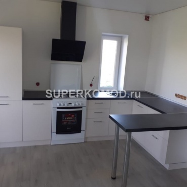 Белая современная кухня с барной стойкой