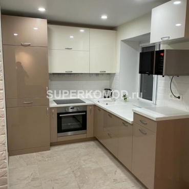 Светлая современная угловая кухня для хрущевки