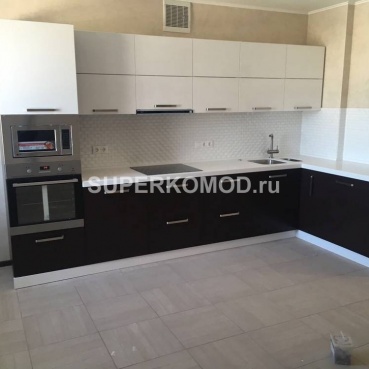 Угловая кухня со встроенной техникой