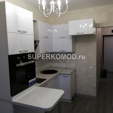 Угловая кухня с белым фартуком