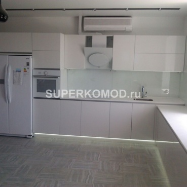 Белая кухня угловая