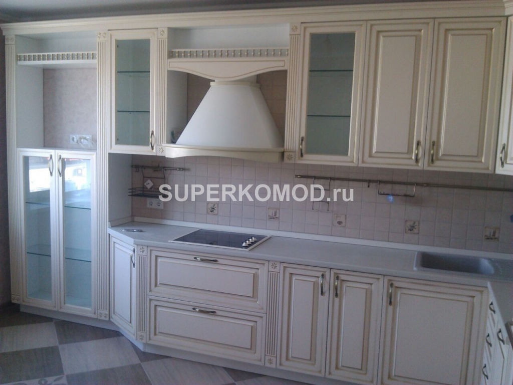 стильная кухня кремового цвета