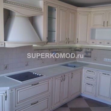 стильная угловая кухня кремового цвета