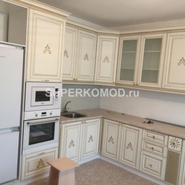 Угловой кухонный гарнитур с узорами бежевый