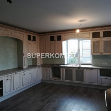 Большая угловая кухня для загородного дома