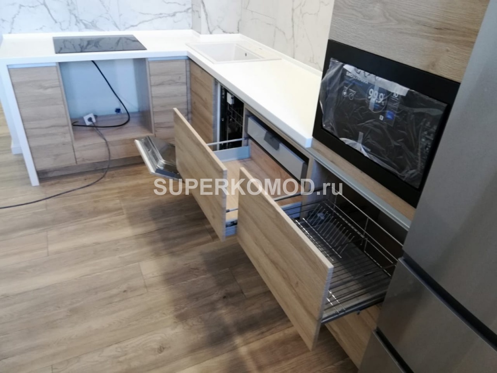 Светлая угловая кухня со встроенной микроволновкой