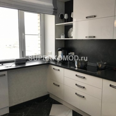 Беля кухня с черным фартуком