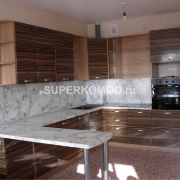 Большая кухня коричневого цвета