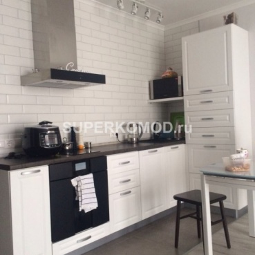 угловая кухня без навесных шкафчиков
