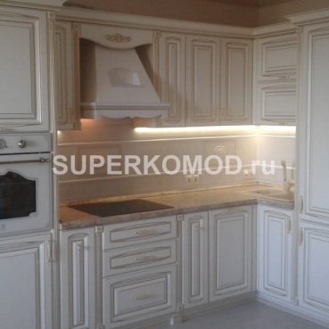 Классическая угловая кухня светлая