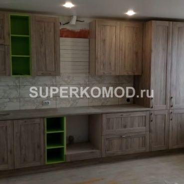 Прямая кухня цвета дерева