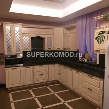 Угловая кухня с темным фартуком