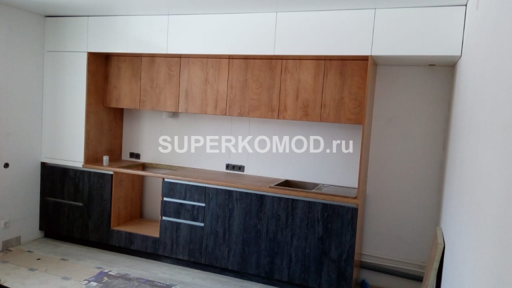 Прямая кухня в современном стиле со встроенной вытяжкой