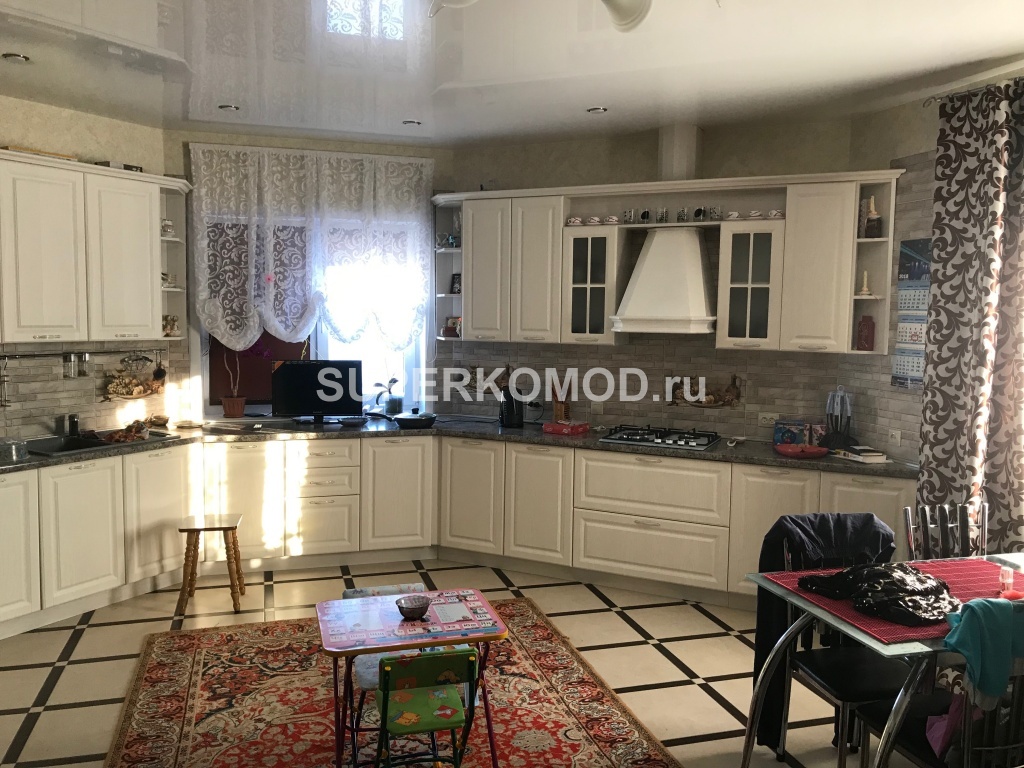 Большая светлая кухня для дома