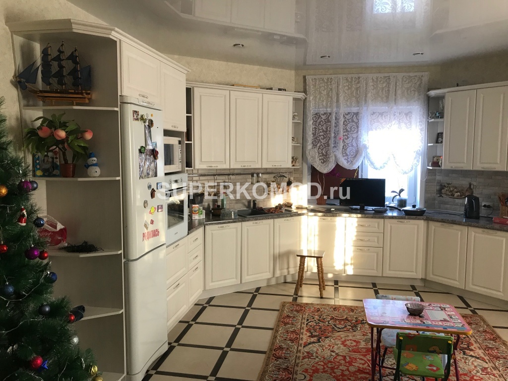 Большая светлая кухня для дома