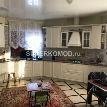 Большая угловая светлая кухня для дома