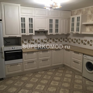 Угловая светлая кухня со встроенной техникой