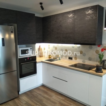 Угловая черно-белая кухня со встроенной техникой